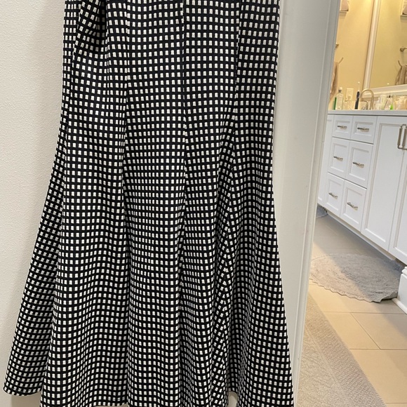 Size S black and white checkered dress, fitted in waist and flared at bottom - Picture 3 of 3